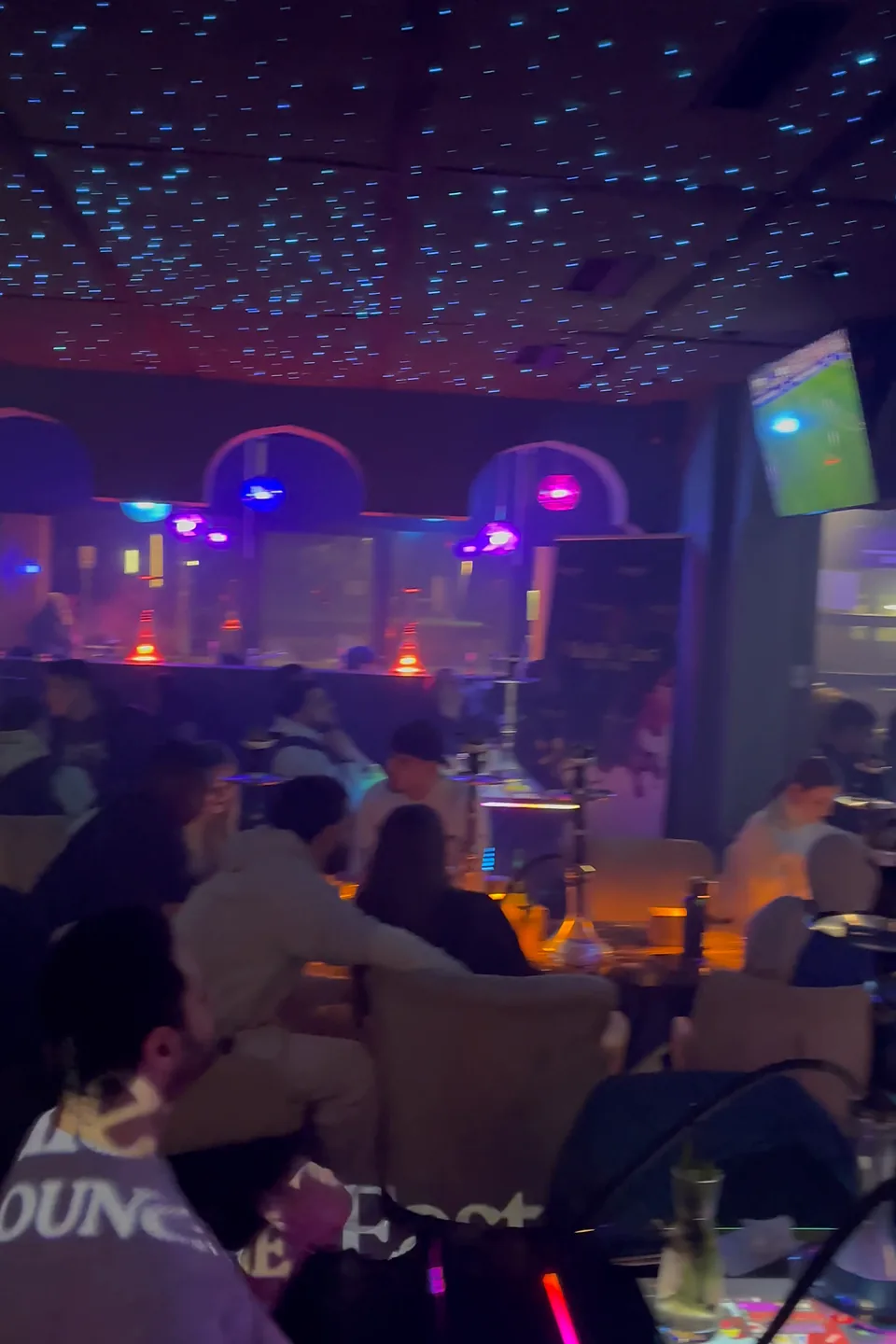 Lounge mit Sternenhimmel-Decke und beleuchteten Bögen