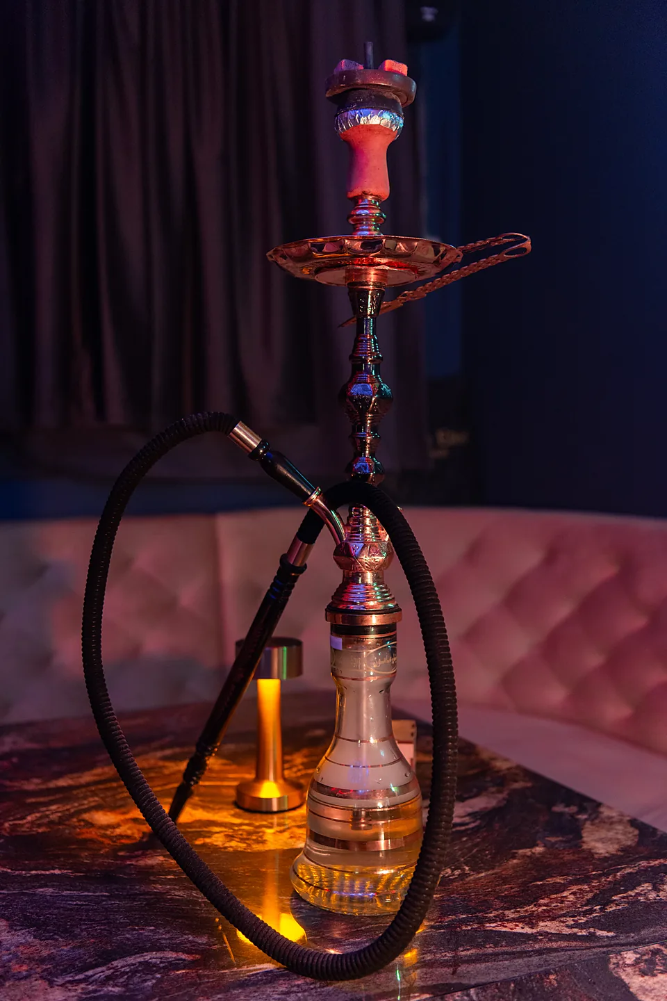 Shisha auf einem Marmortisch in der Lounge
